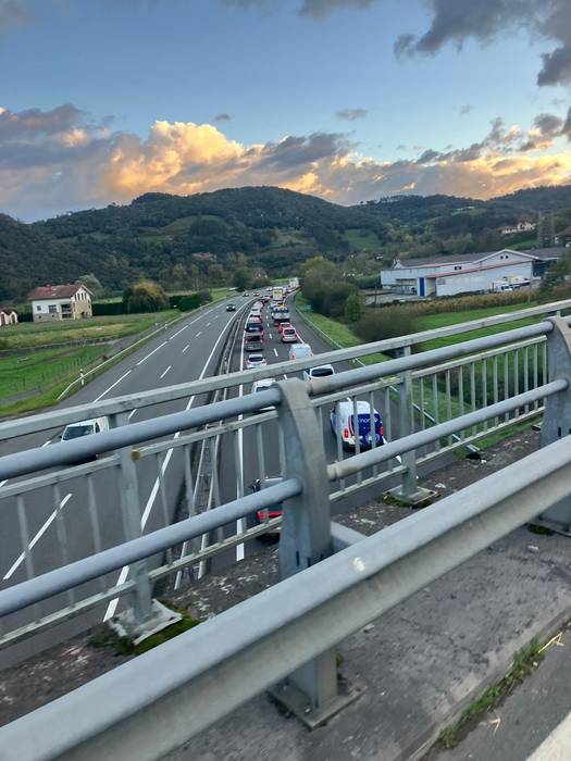 Kamioi baten matxurak auto ilara luzeak eragin ditu AP-8an