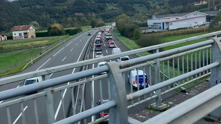 Kamioi baten matxurak auto ilara luzeak eragin ditu AP-8an