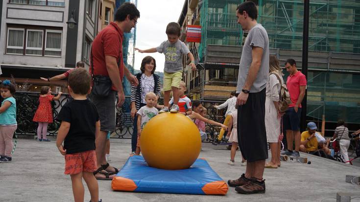 Irudietan: Haurrez gain, gurasoek ere parte hartu dute Itsasotik Herrira ekimeneko tailerretan