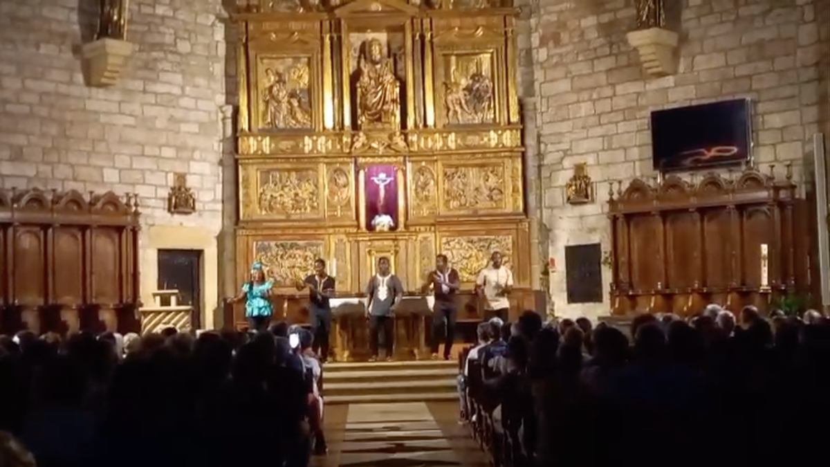 Laboaren 'Txoriak txori' abestu du Afrikako Aba Taano gospel taldeak parrokian