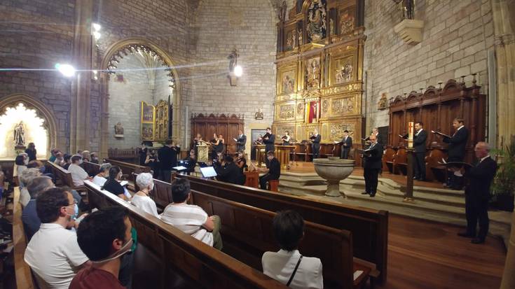 Bach ispilu aurrean jarri du Conductus Ensemble taldeak, parrokian