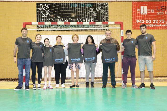 'Ez beti da ez' lelodun kamisetekin egingo dituzte beroketa lanak eskubaloi jokalariek