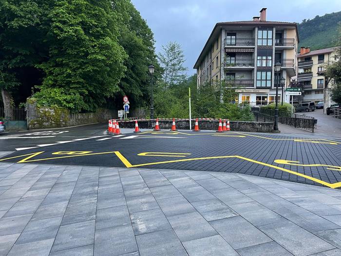Autobusak beren lekura eta udalarekin bilera, astelehenean Urrestillan