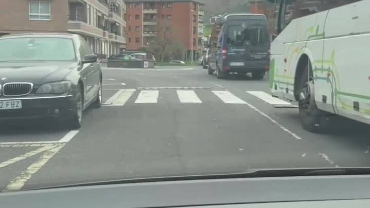 Garmendi auzunean, kaosa autobusekin