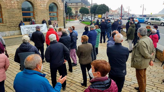 Pentsio publikoen eta osasungintza eta zaintza duinen alde kalera atera dira