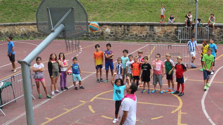 Jai giroan murgilduko dira gaur Vista Alegreko bizilagunak