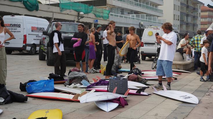 Twin Fin Invitational surf txapelketaz gozatzen ari dira herritarrak