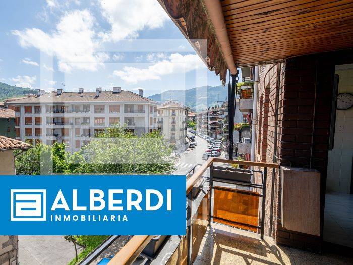 Alberdi Inmobiliaria: lau logelako etxebizitza Trino Uria kalean