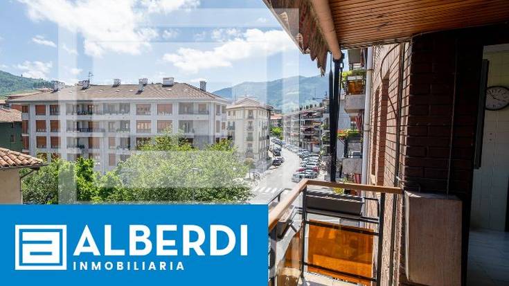 Alberdi Inmobiliaria: lau logelako etxebizitza Trino Uria kalean