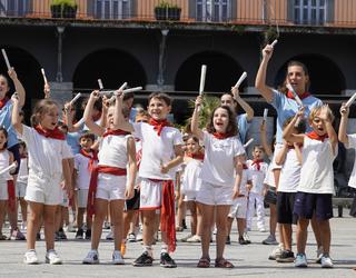 San Fermin giroa eman diote udalekuetako haurrek herriari