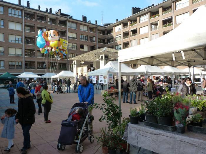 Giro ona izan da Azpeitiko Sanajuandegiko Azoka Herritiken