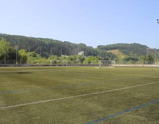 Iraetako futbol zelaiaren argiztapena eta berdegunea berritzea adostu dute