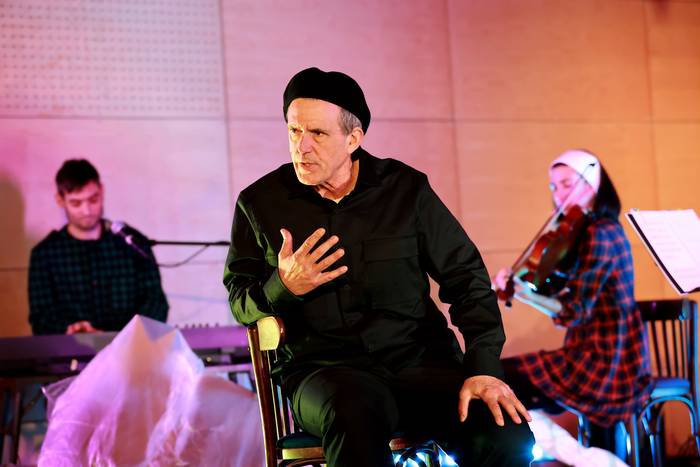 Patxo Telleria:  "Mikel Laboaren kanta batzuen berrirakurketa da 'Ai, gure juaneteak!' antzezlana"