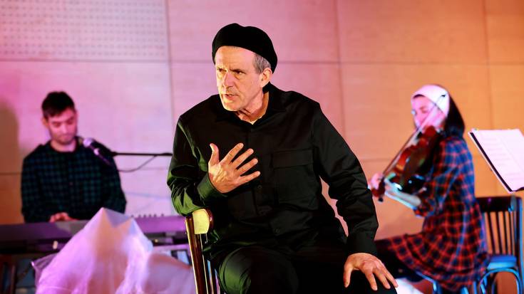 Patxo Telleria:  "Mikel Laboaren kanta batzuen berrirakurketa da 'Ai, gure juaneteak!' antzezlana"