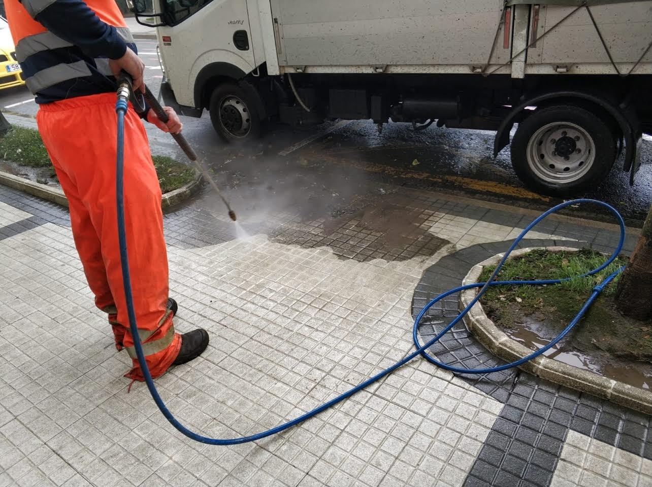 Irristadak ekiditeko herriko kale batzuk garbitu dituzte aste honetan