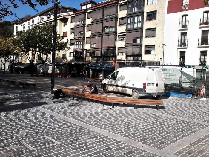 IRUDIA: Hasi dira Beheko plazako eserlekuak jartzen