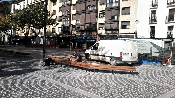 IRUDIA: Hasi dira Beheko plazako eserlekuak jartzen
