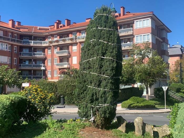 Gabonetako argien instalazioak aurrera jarraitzen dute