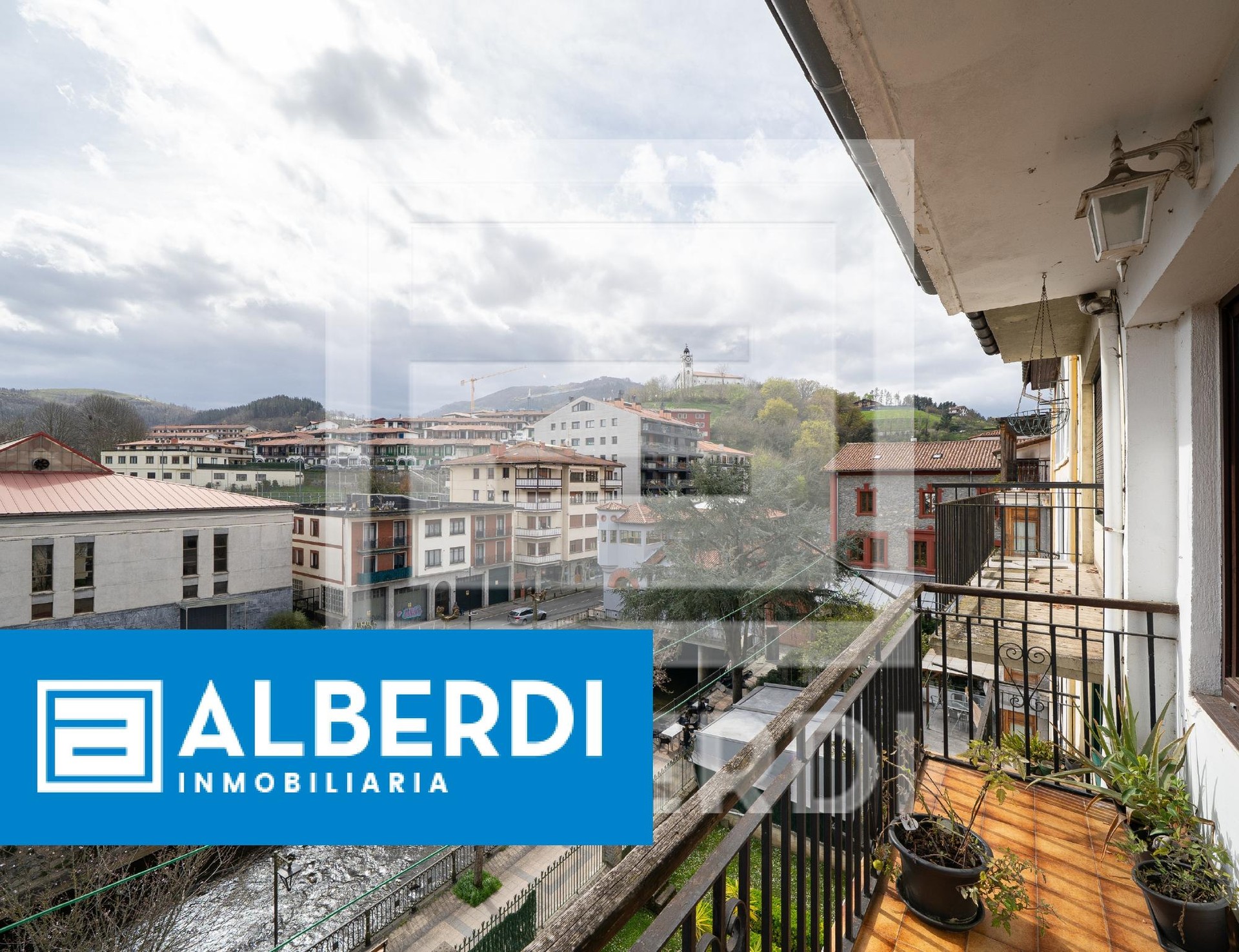 Alberdi Inmobiliaria: Kale Nagusian etxebizitza handia