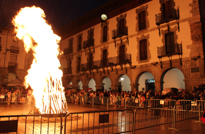 San Juan suaren bueltan jaialdia egingo dute ostiralean Azpeitiko plazan
