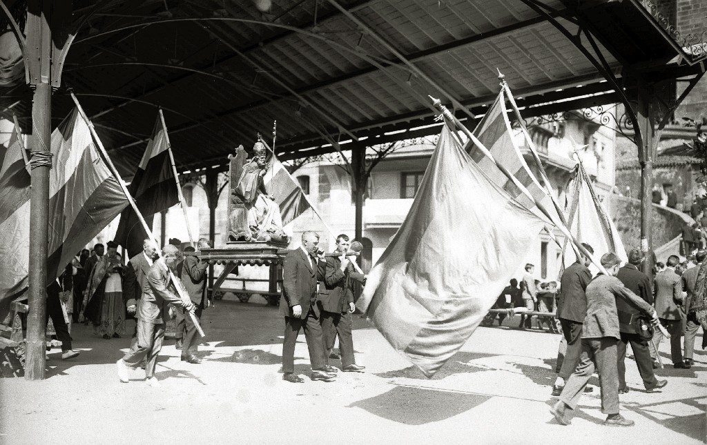 Prozesio baten ospakizuna herriko plazan, 1926. urtean