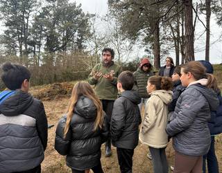 Auzolanari ekin aurretik, ikasleak aritu dira Floreagan urmaela prestatzeko lanetan