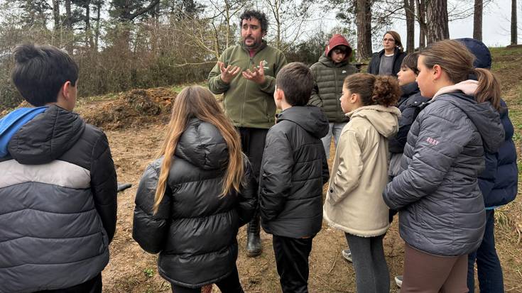 Auzolanari ekin aurretik, ikasleak aritu dira Floreagan urmaela prestatzeko lanetan