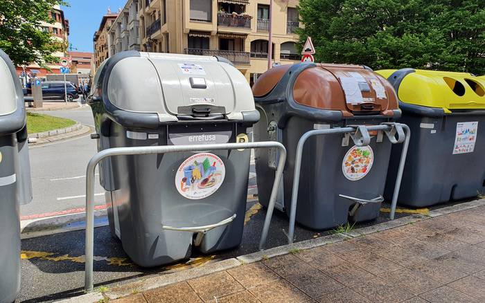 Organikoaren eta errefusaren edukiontziak txartel bidez zabalduko dira astelehenetik aurrera