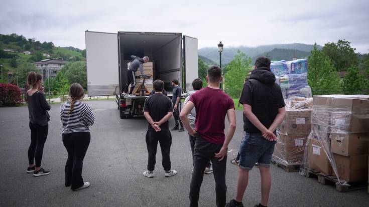 Kamioikada bat produktu bildu dute Kubara bidaltzeko