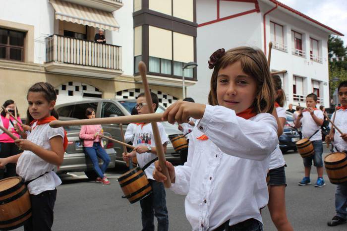 Aizarnazabalgo umeen danborrada, irudietan