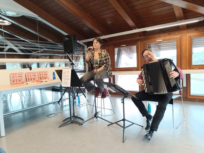 'Hamarreko bitxia' liburua aurkeztu dute udal liburutegian Maite Aizpuruak eta Garazi Navasek