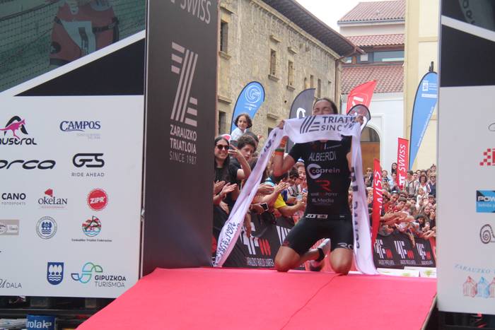 Antonio Benitok eta Helene Alberdik irabazi dute Zarauzko Triatloia