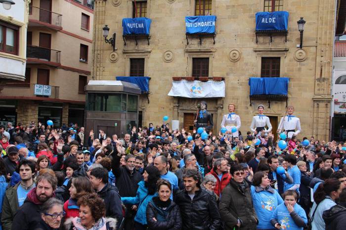 [ARGAZKI GALERIA] Ehunka lagunek parte hartu dute Zarauzko 'Urdinduz 2017' ibilaldi solidarioan