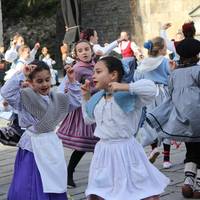 Kalejira: Bizkargi eskolako dantzariak nahiz musikariak eta Txalkor txistulari taldea