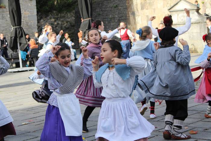 Kalejira: Bizkargi eskolako dantzariak nahiz musikariak eta Txalkor txistulari taldea