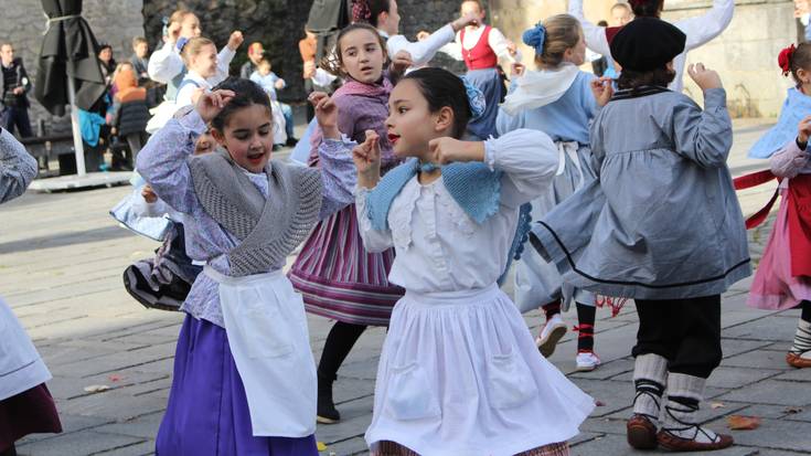 Kalejira: Bizkargi eskolako dantzariak nahiz musikariak eta Txalkor txistulari taldea