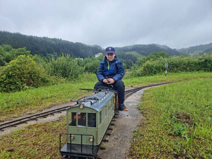 Eguraldi makurrarekin bada ere, Tren Txikien Topaketa egiten ari dira Iraetan