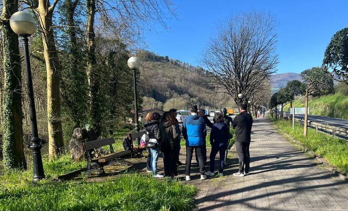 Diego Garciaren eskulturara bisita eginda hasi dira Azkoitia-Azpeitia maratoi erdirako girotzen