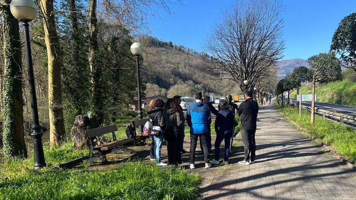 Diego Garciaren eskulturara bisita eginda hasi dira Azkoitia-Azpeitia maratoi erdirako girotzen