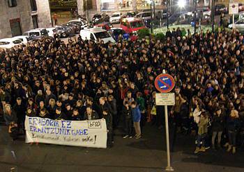 Azpeitiko plaza bete jendek salatu du igandeko erasoa
