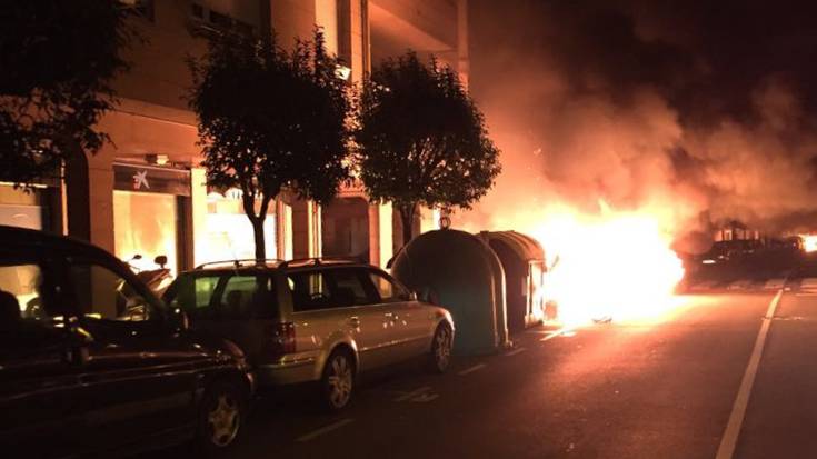 Hainbat edukiontzi erre dituzte Txomin Agirren eta Maria eta Jose ikastetxean