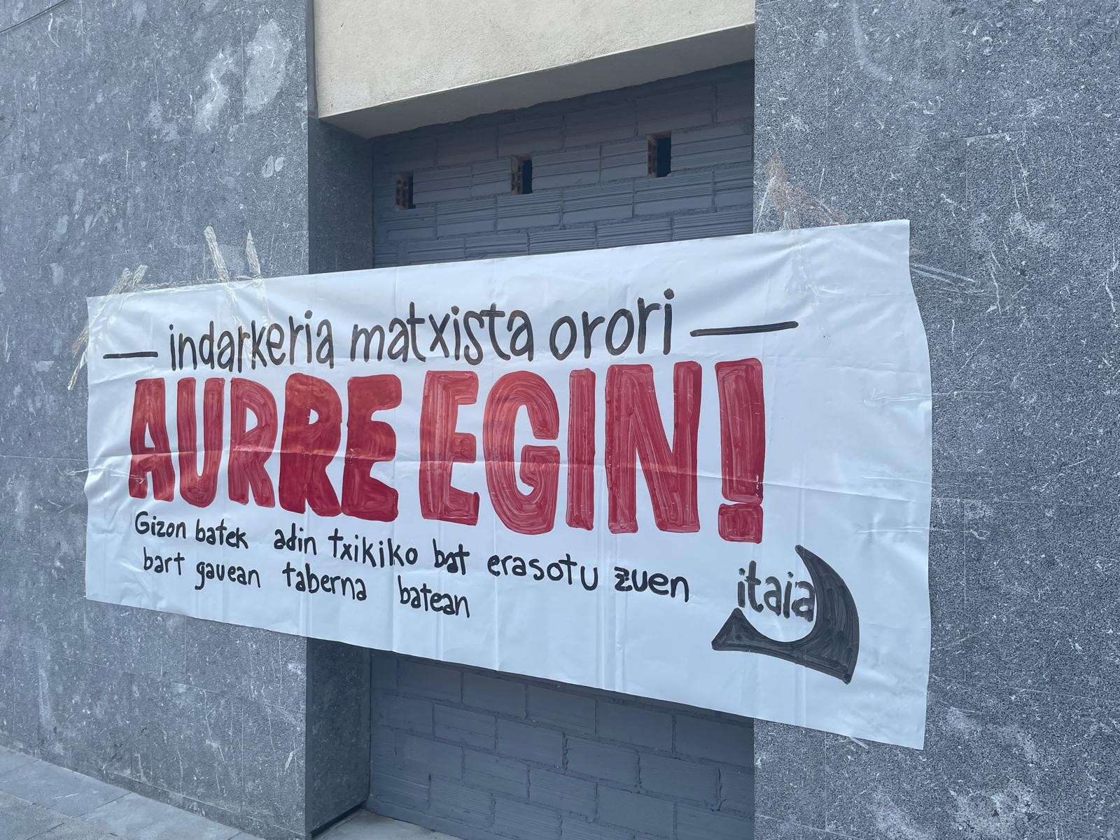 Bart gauean gizon batek adin txikiko neska bat erasotu zuela salatu du Itaiak