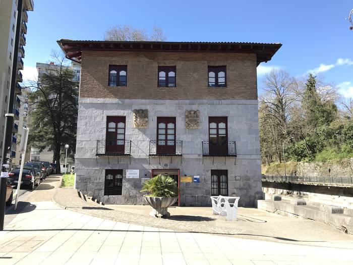 100 urtetik gorako herritarrak txertatzeko gune izendatu ditu Osasun Sailak Azkoitiko anbulatorioa eta Zarauzko DYAren lokala
