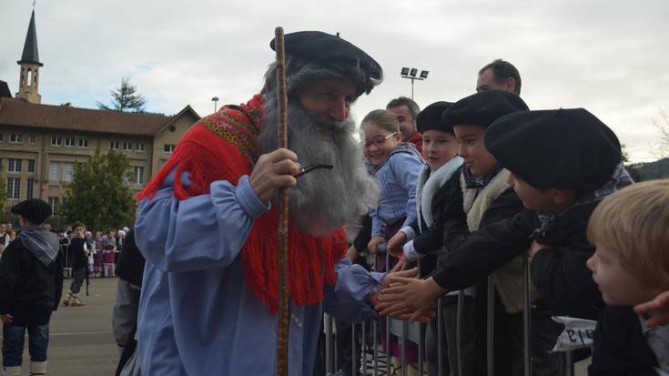 Olentzerori harrera egin diote herriko ikastetxeetan