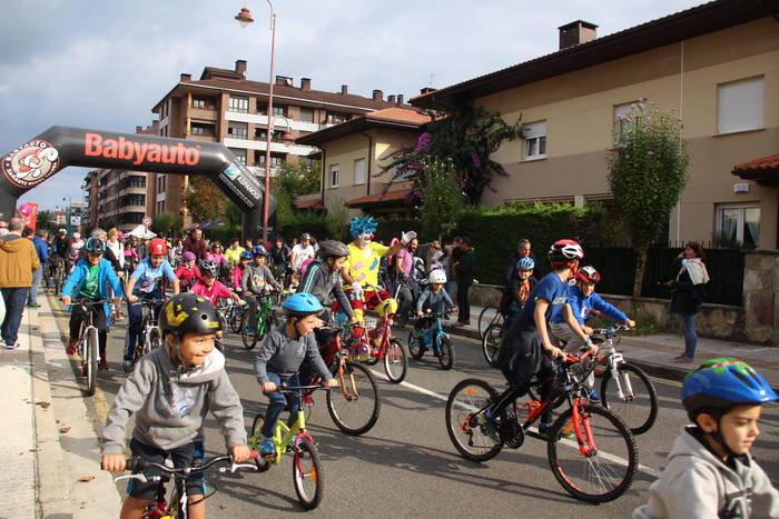 Ehunka pertsona bildu ditu Mobibike Eguneko bizikleta martxak