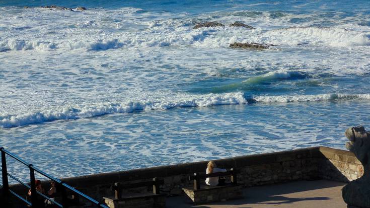 Olatuen gainean dantzan