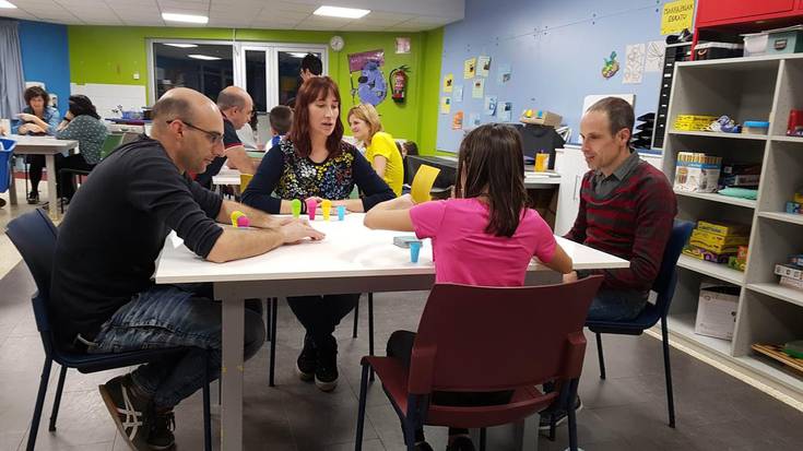 Familia giroan, jolasean