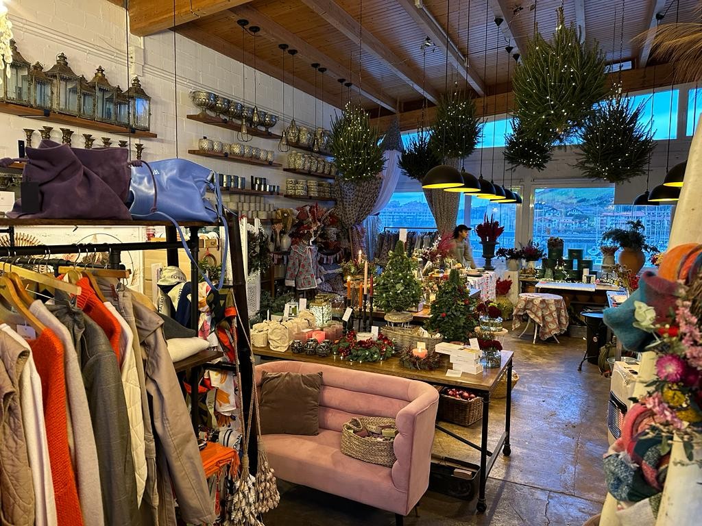 Gabonetako azoka txikia zabaldu dute bost emakume ekintzailek Flowers & Co. saltokian