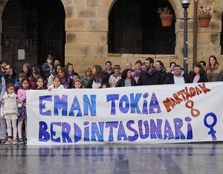 Emakumeen Nazioarteko Eguna aldarrikatzera atera dira aiarrak goizean