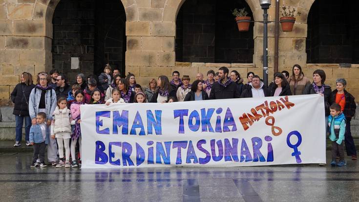 Emakumeen Nazioarteko Eguna aldarrikatzera atera dira aiarrak goizean